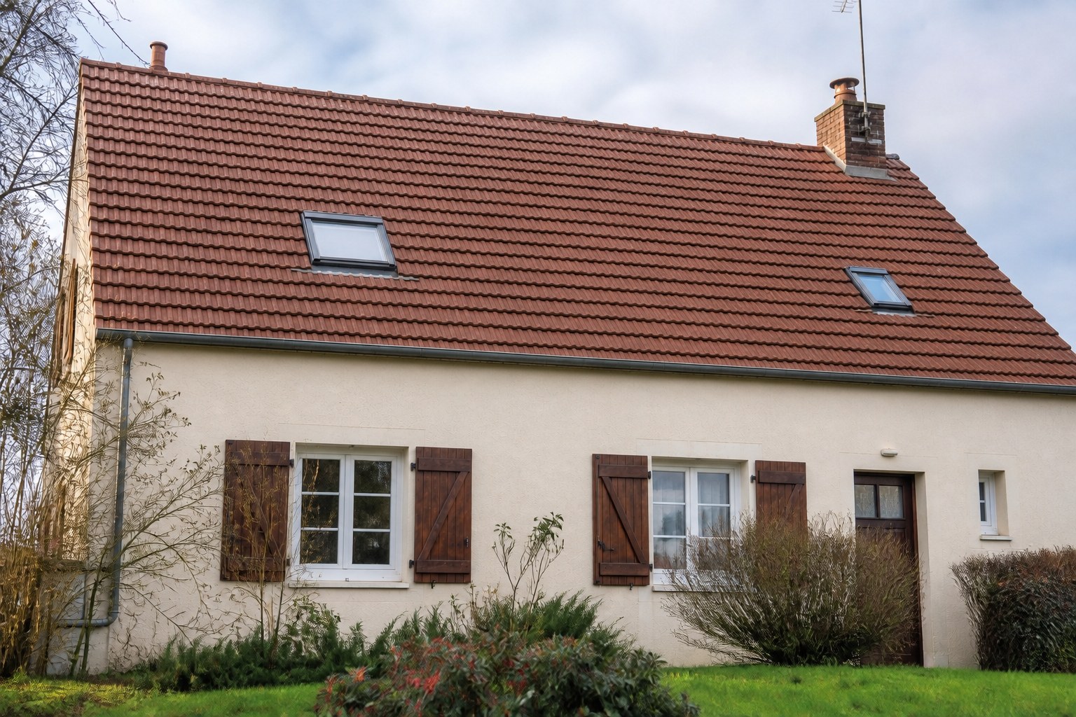 Même maison après démoussage, réparation des tuiles et nettoyage de façade